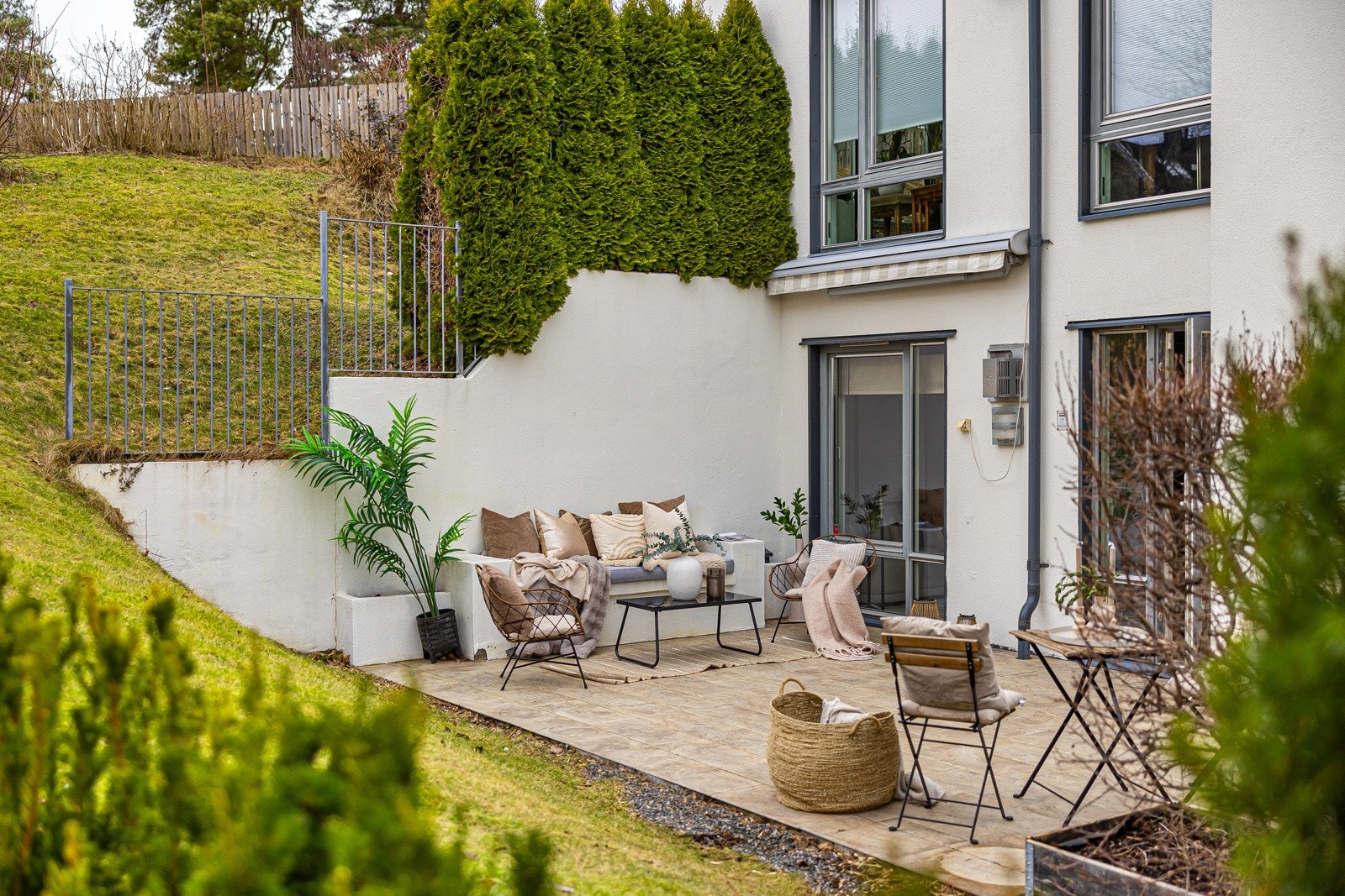 Den solrike terrassen grenser mot felles hage og har god plass til både loungegruppe og spisegruppe. Galleribilde