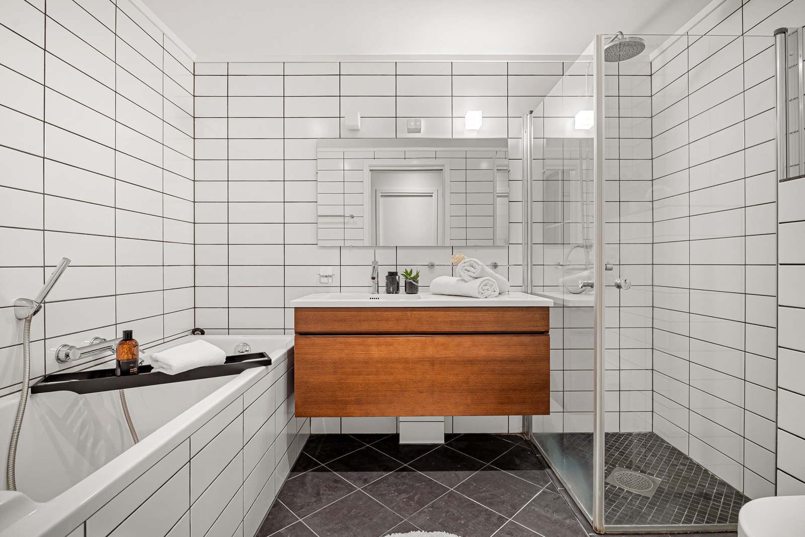 Leiligheten har 2 bad, ett med direkte tilknytning til hovedsoverommet. Galleribilde