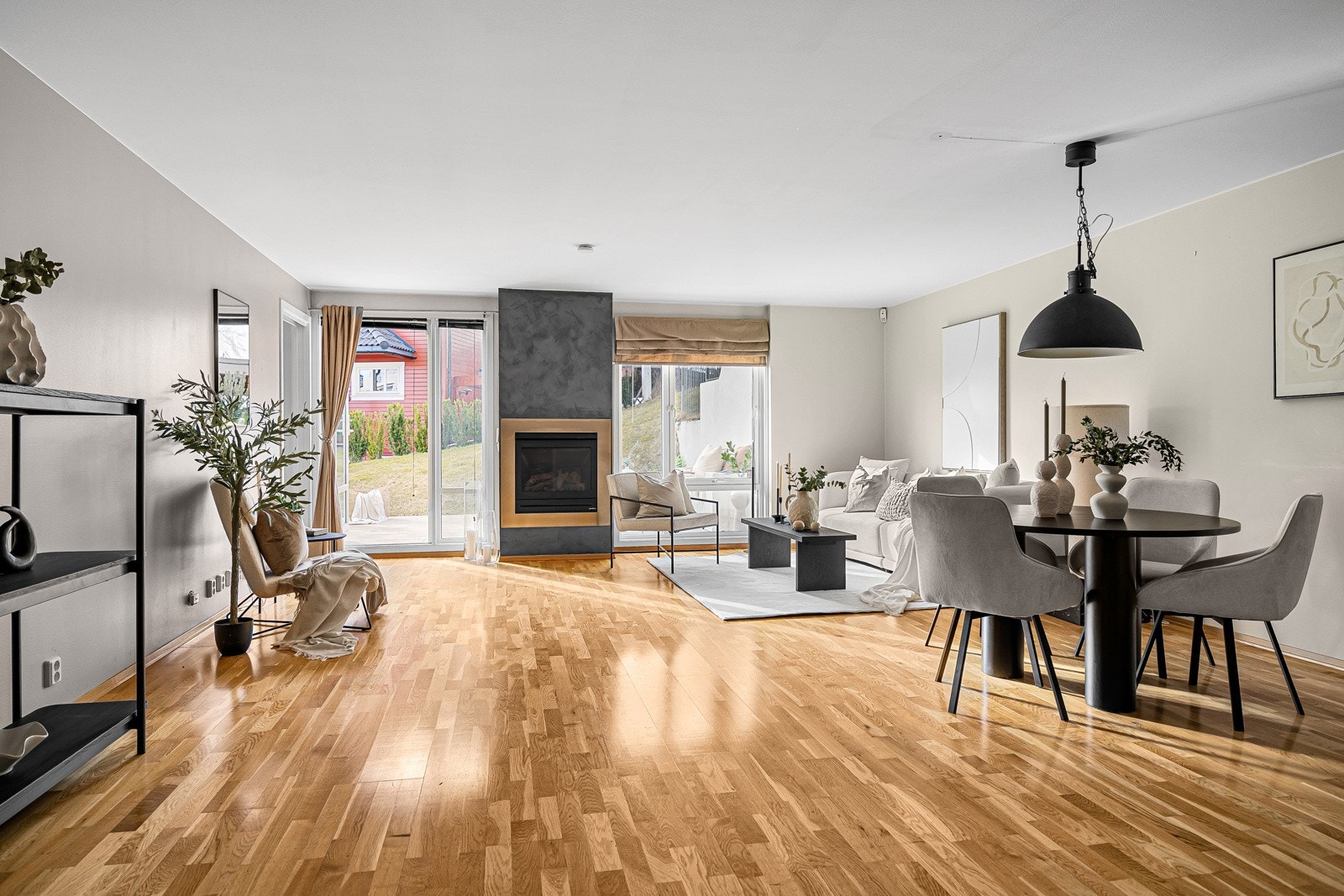 Stort åpen stue med god plass til både sittegrupper og spisestue. Galleribilde