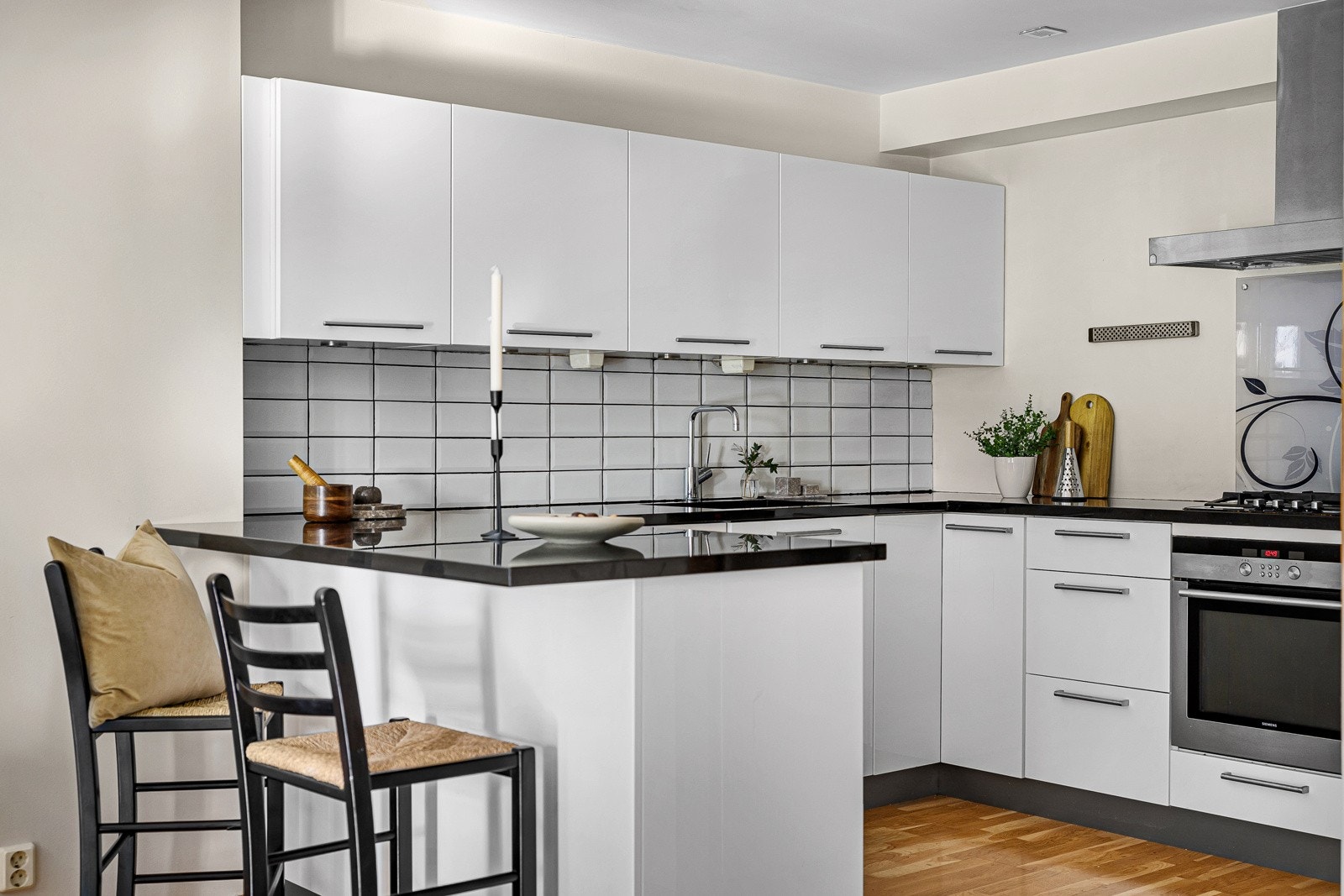 Kjøkkenet er fra Kvik og har integrert stekeovn og nedfelt gassbluss. Frittstående kjøleskap med frysedel Galleribilde