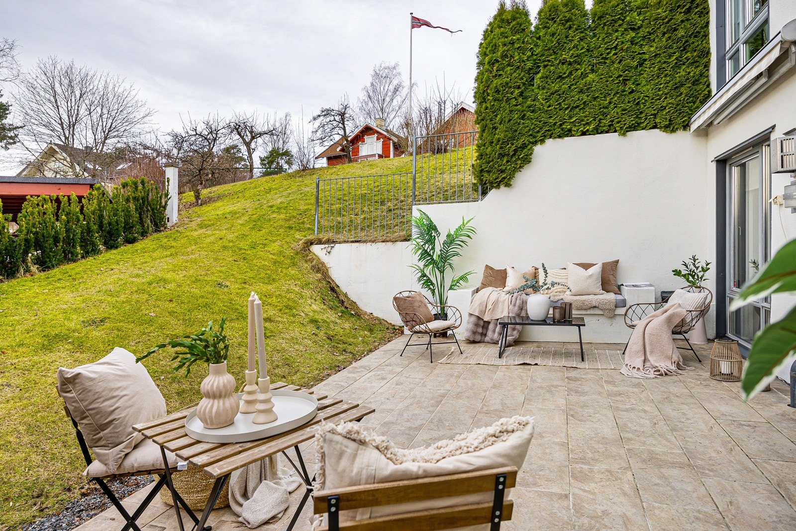 Stor 3-roms leilighet i bygg fra 2007. Solrik, sydvendt markterrasse med adkomst hage. Galleribilde