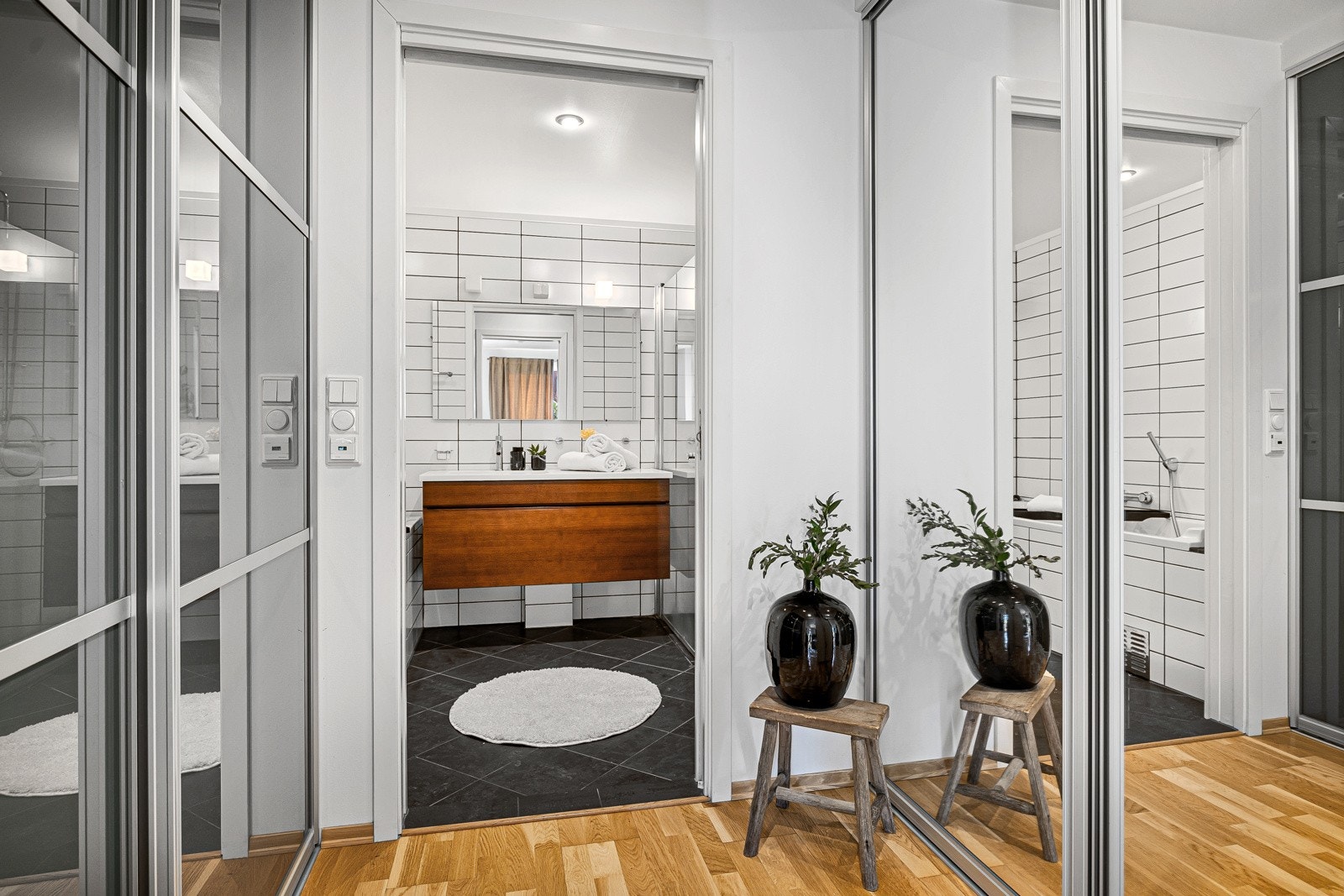 Bad og walk-in i tilknytning til hovedsoverom. Galleribilde