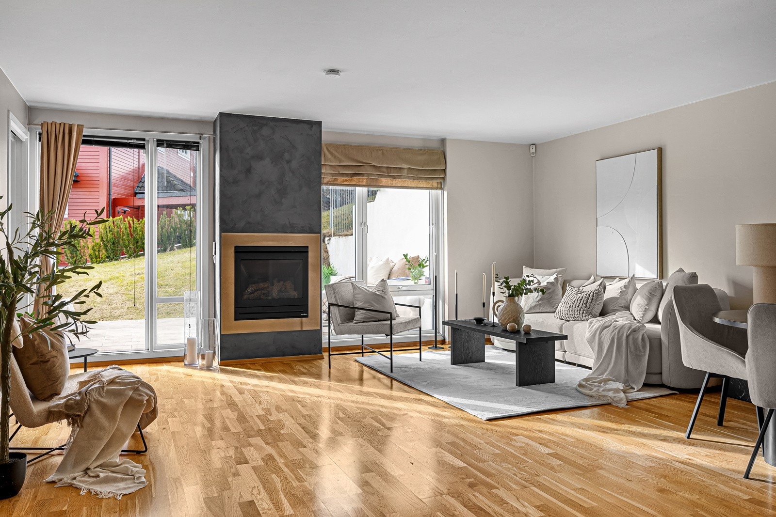 I stuen er det gasspeis for kos og ekstra varme. Galleribilde