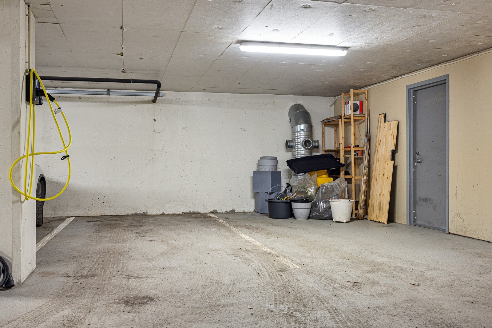 To garasjeplasser følger leiligheten. Bod på 8kvm rett ved siden av plassene. Galleribilde