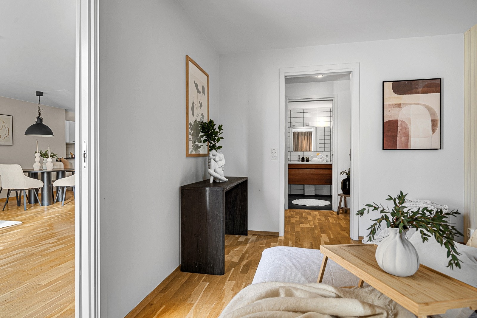 Fra hovedsoverommet er det adkomst til walk-in garderobe og en-suite bad Galleribilde