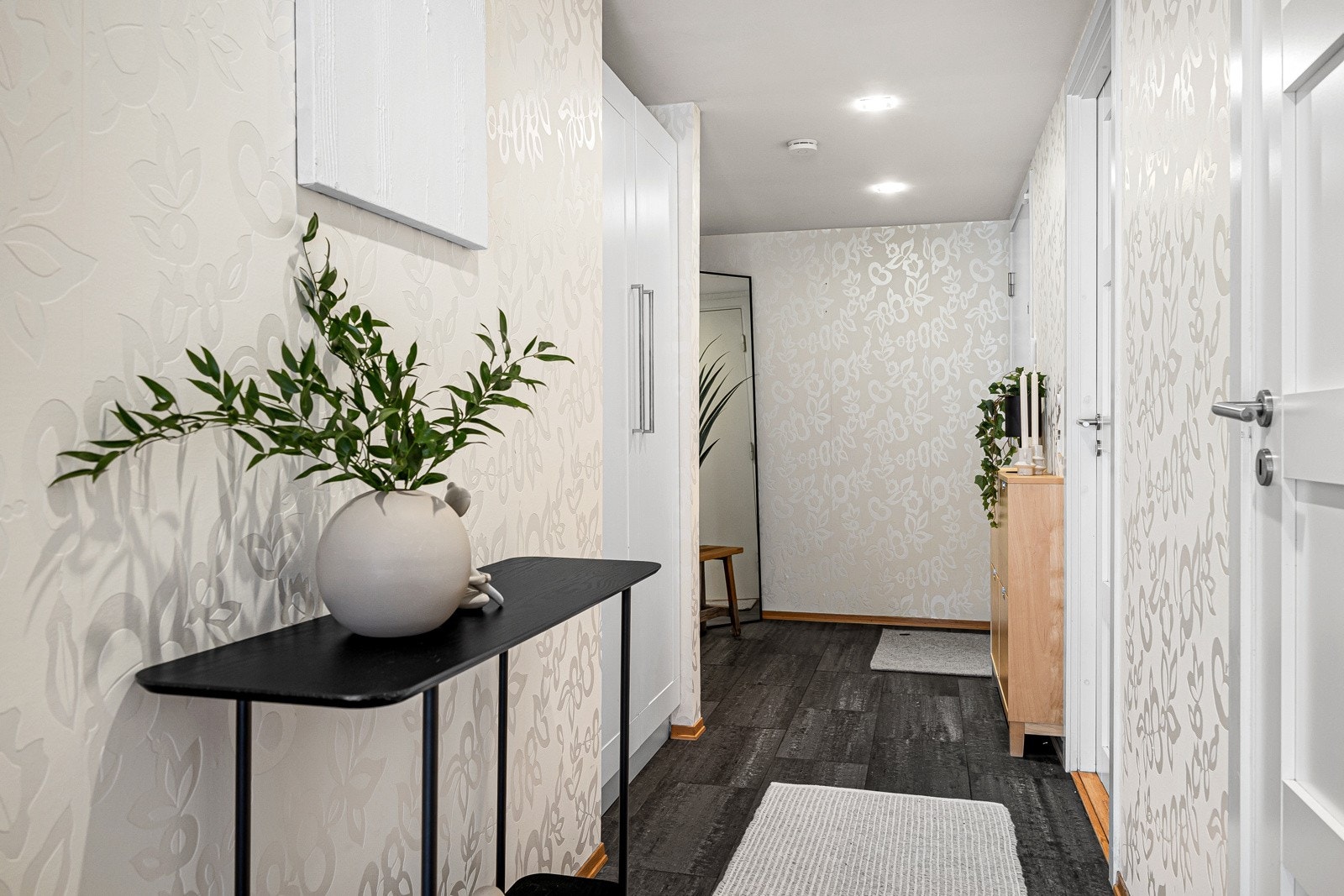 Flislagt entre. Galleribilde