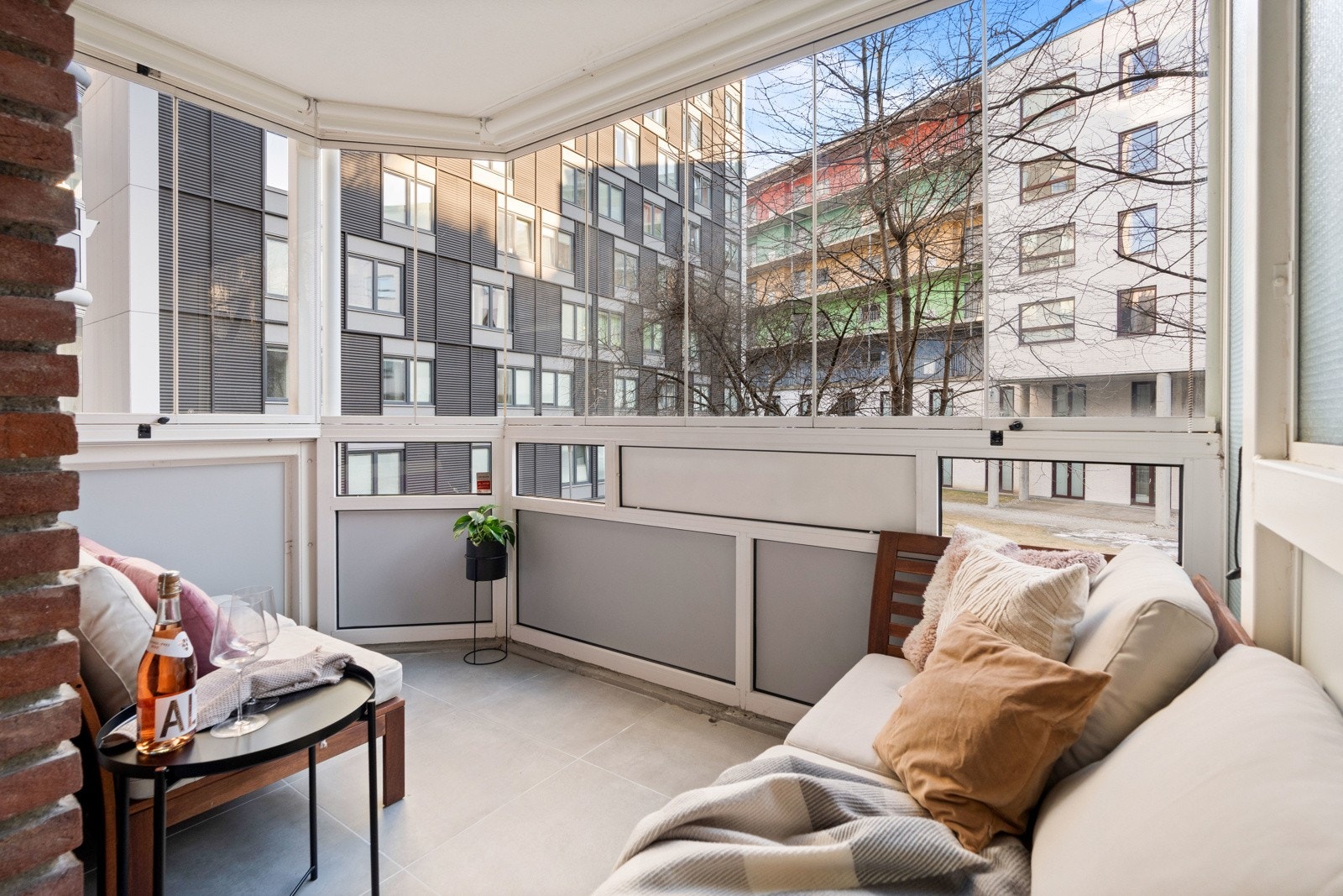 Utgang fra stue til innglasset balkong på ca. 7,5kvm, vendt mot bakgård. Her er det god plass til stor sittegruppe og annet ønsket møblement. Balkongen fungerer som en forlengelse av stuen fra tidlig vår og sen høst. Galleribilde