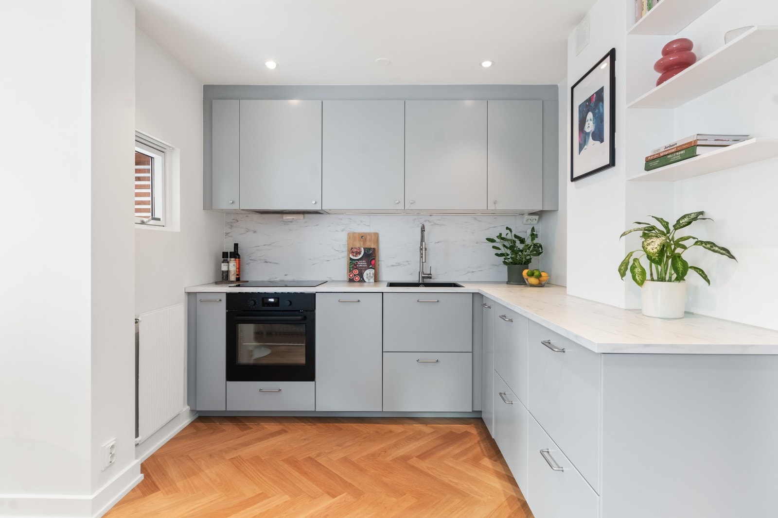 Meget stilren og delikat kjøkkeninnredning fra IKEA i 2022. Galleribilde