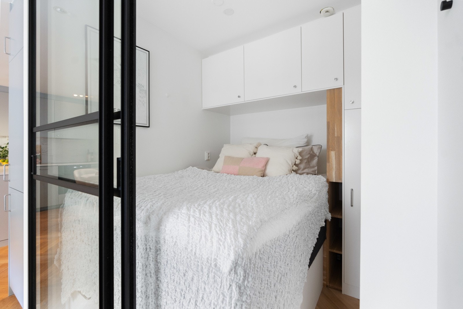 Det er også skuffer under sengen. Galleribilde