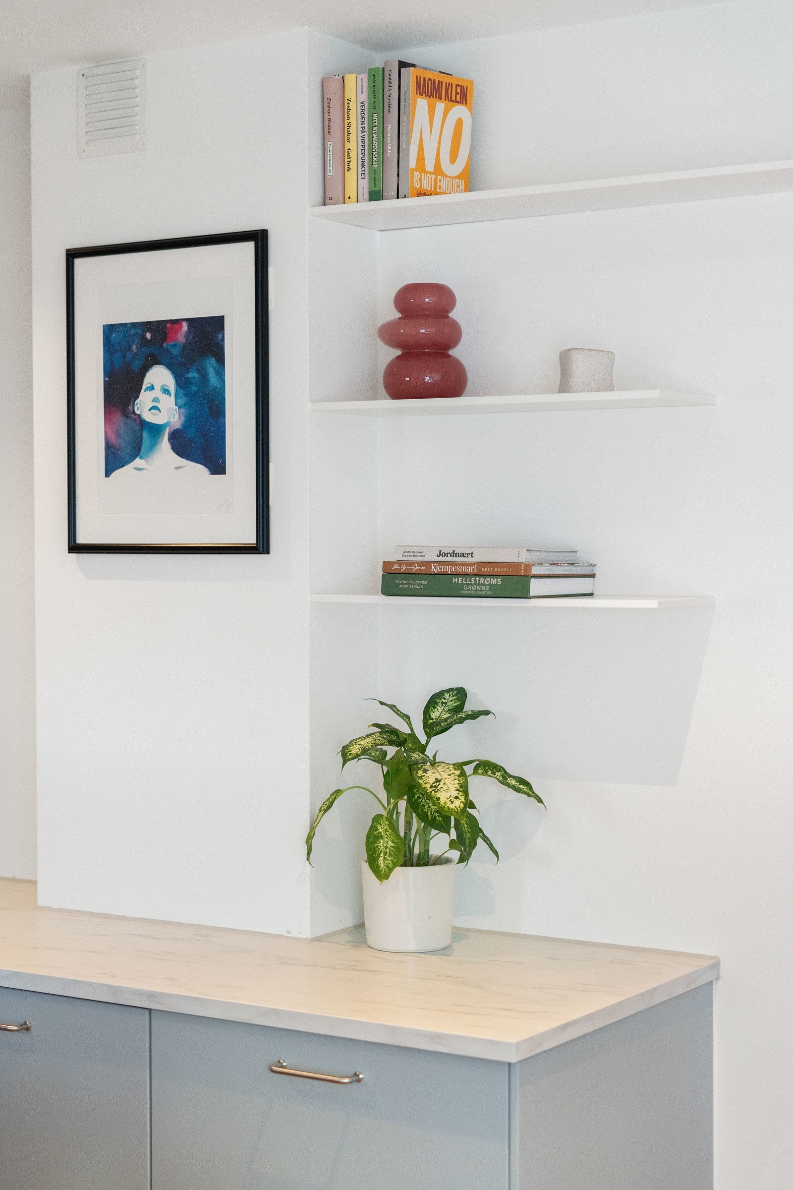 Et meget funksjonelt kjøkken med flere hyller og smarte løsninger for god utnyttelse av plass. Galleribilde