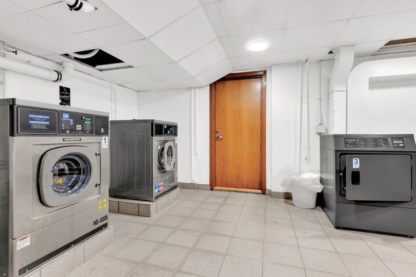 Fellesvaskeri for beboerne. Det er opplegg for vaskemaskin i leiligheten. Galleribilde