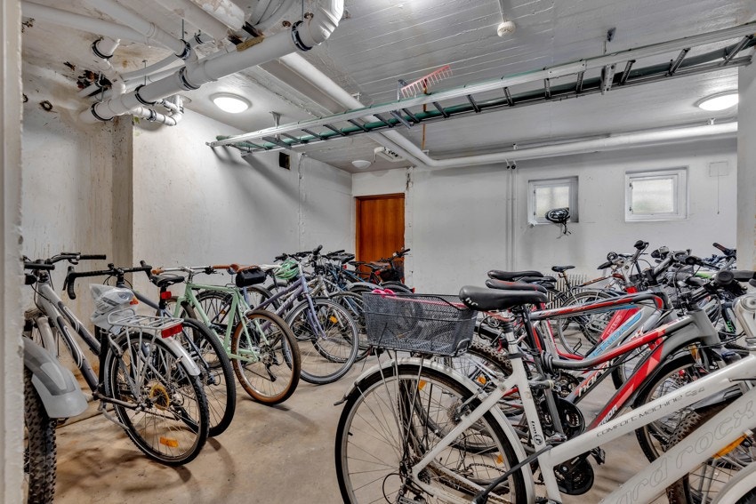 Felles sykkelparkering. Sykkelen kan trilles ned fra gateplan. Galleribilde