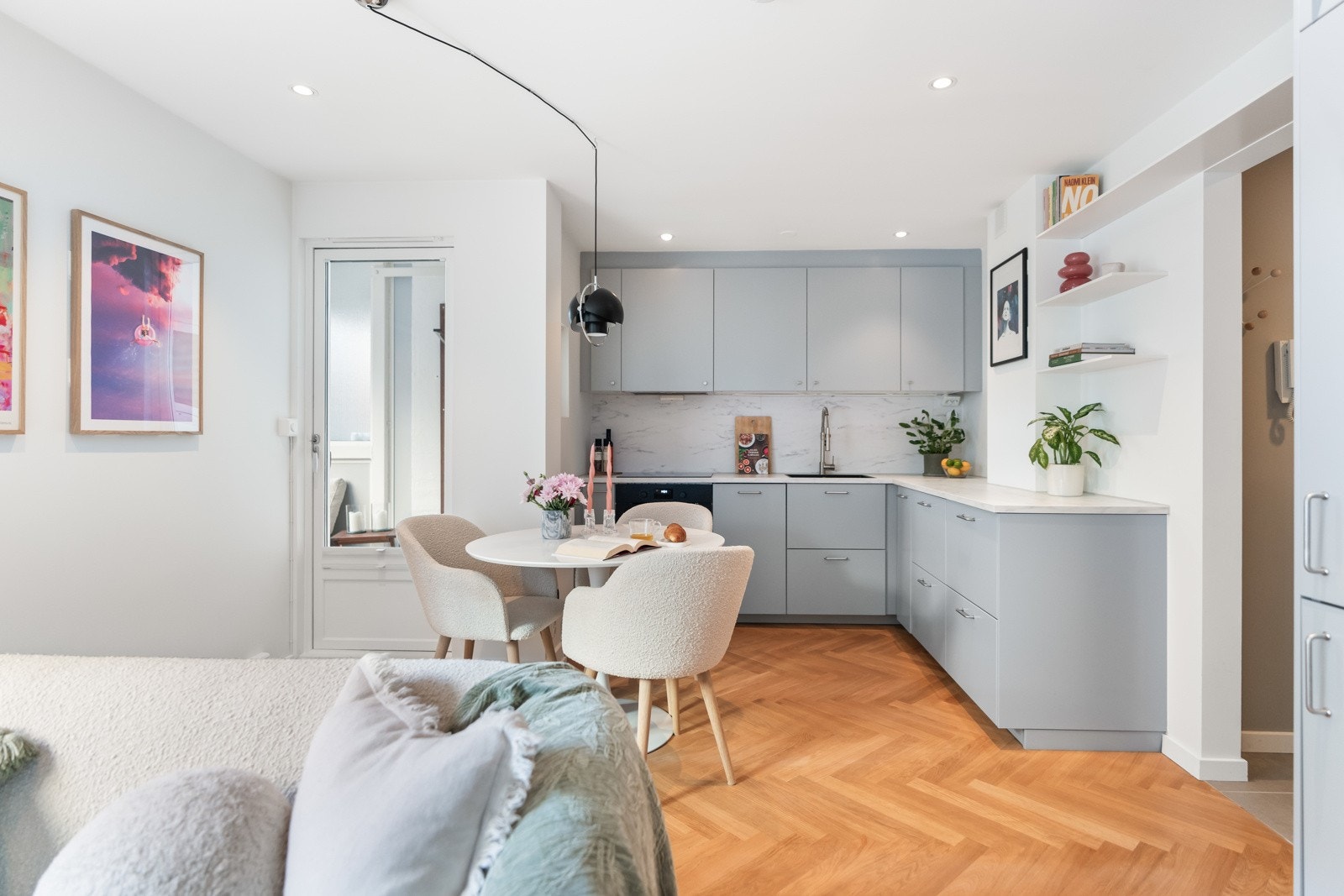 Velkommen til denne rålekre, stilrene og moderne andelsleiligheten i Bjerregaards gate 19 - virkelig en drømmeleilighet! Galleribilde