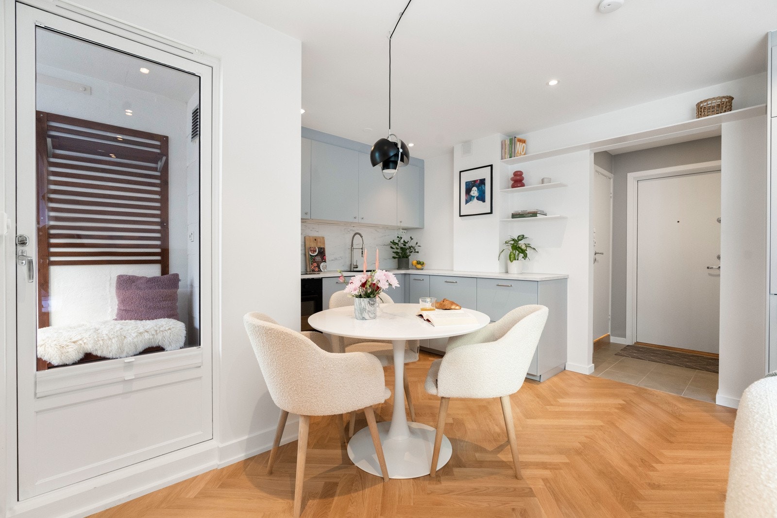 Leiligheten har Plejd lysstyringssystem, slik at alle lysene i boligen kan styres fra mobilen. Galleribilde