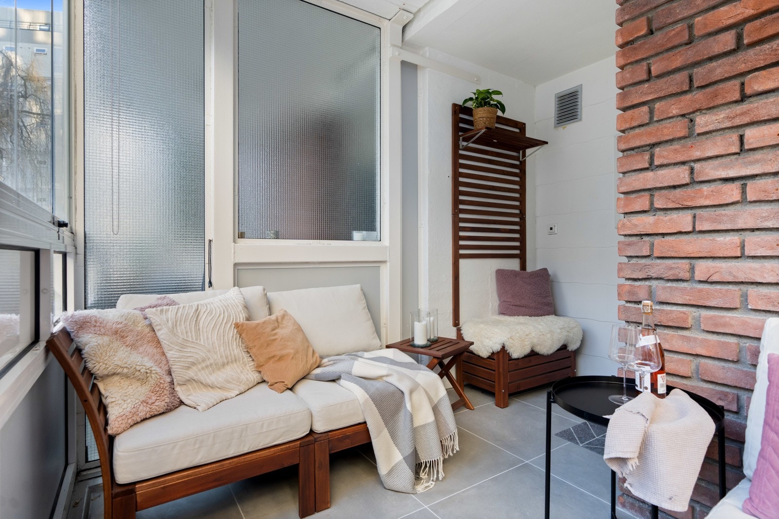 Det er også lagt varmekabler på balkong i forbindelse med oppussingen i 2022, samt nye lekre fliser på gulv. På sommerstid har du frodig utsyn mot bakhagen. Galleribilde