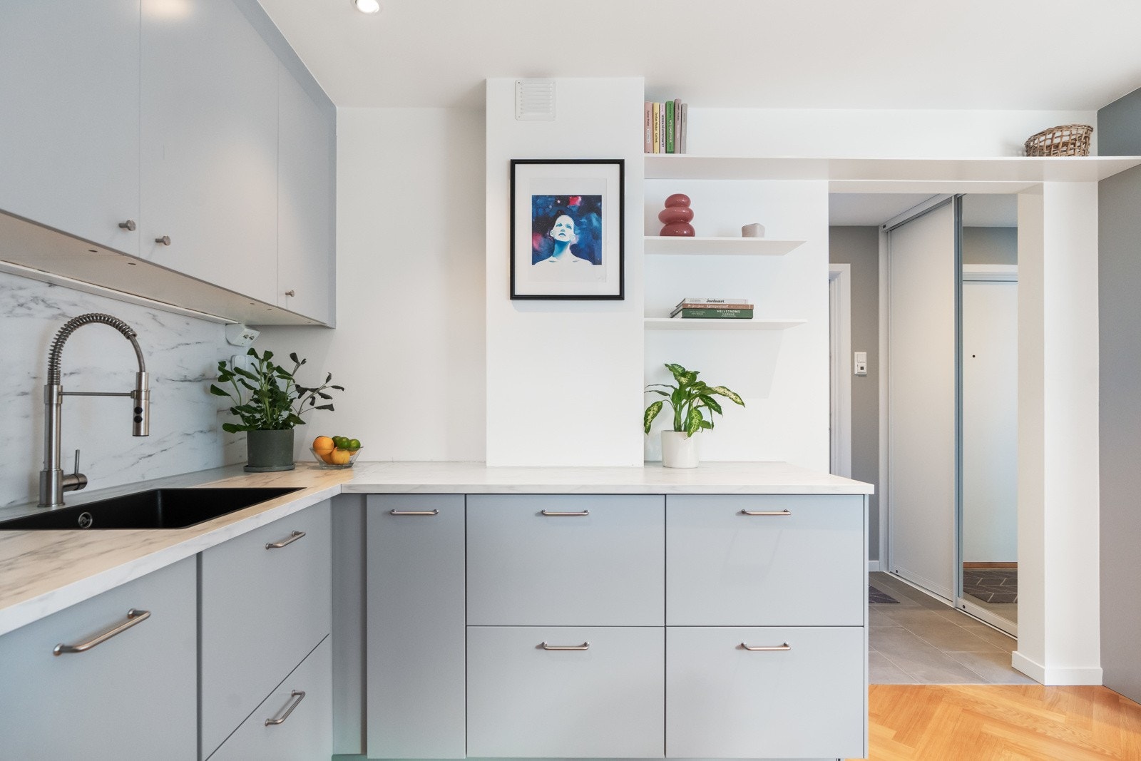 Kjøkkenet byr på rikelig med skap- og benkeplass, slette fronter, samt benkeplate av laminat. Galleribilde