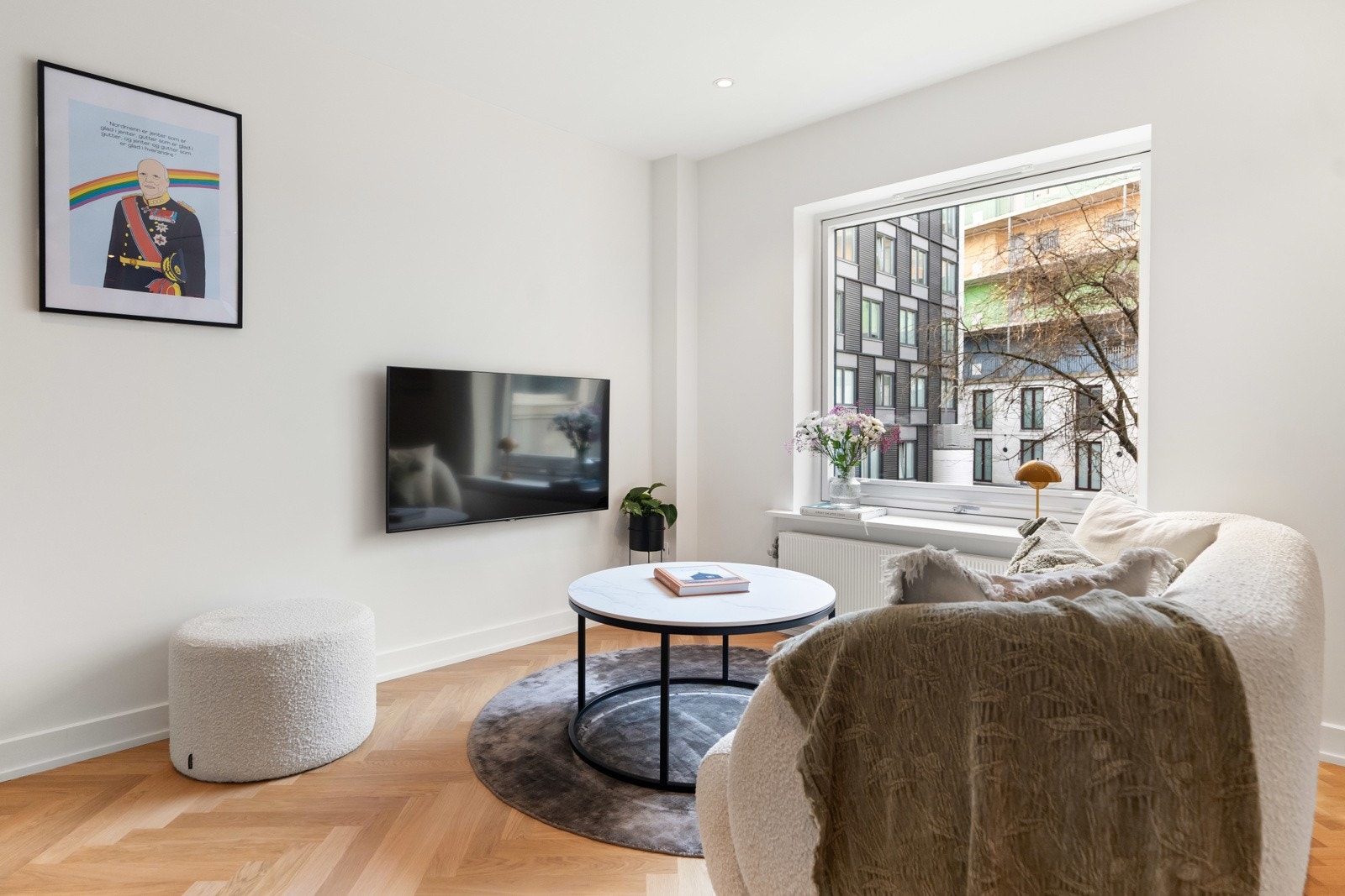 Luftig og lys åpen kjøkken- og stueløsning med flere innredningsmuligheter. God plass til både spiseplass og sofaseksjon. Det er tilpasset solskjerming på vinduet i stuen samt balkongdør. Galleribilde