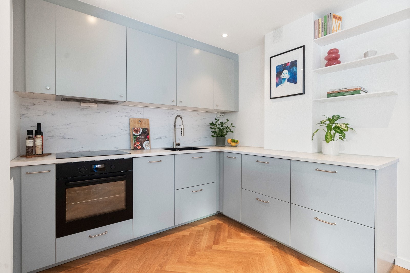 Integrert i innredningen er kjøleskap og fryser, komfyr, oppvaskmaskin og platetopp. Galleribilde