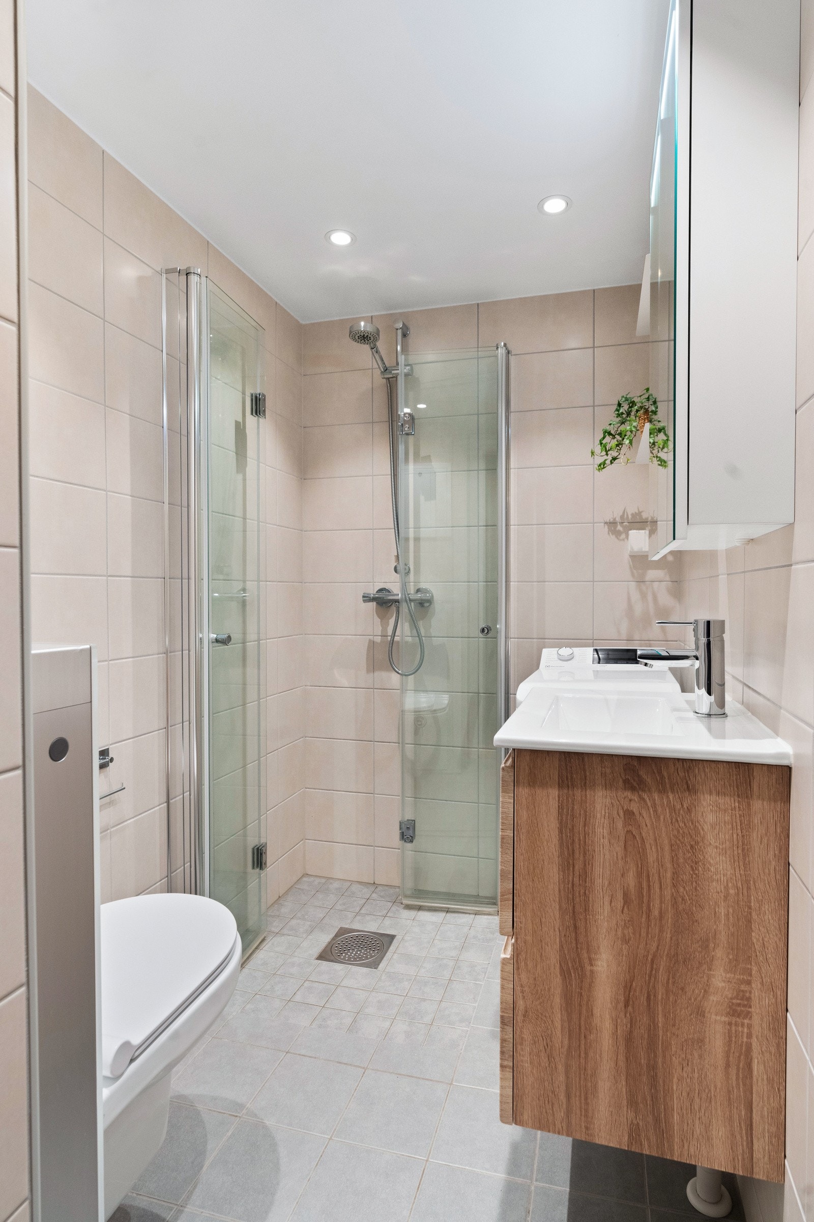 Pent baderom, nytt fra 2021. Badet ble pusset opp i regi av borettslaget i forbindelse med utskiftning av soilrørene i hele gården. Galleribilde