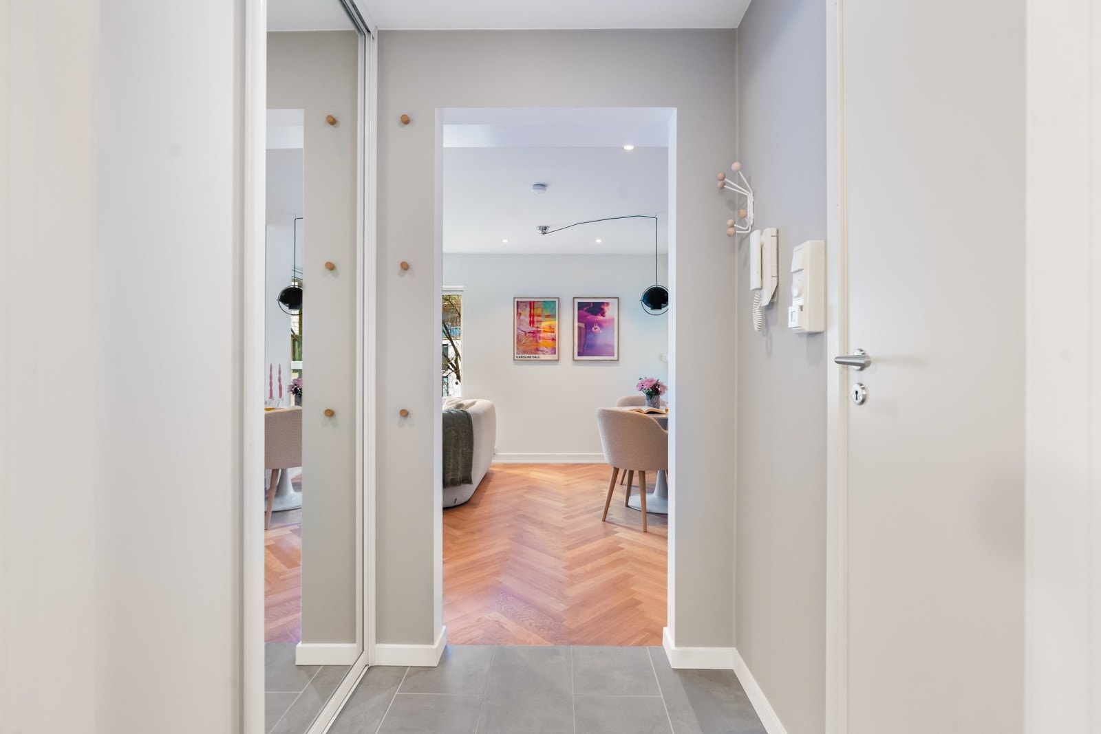 Innbydende entré med skyvedørsgarderobe og varme i gulv. Gulvflisene og varmekablene er nye fra 2022. Galleribilde