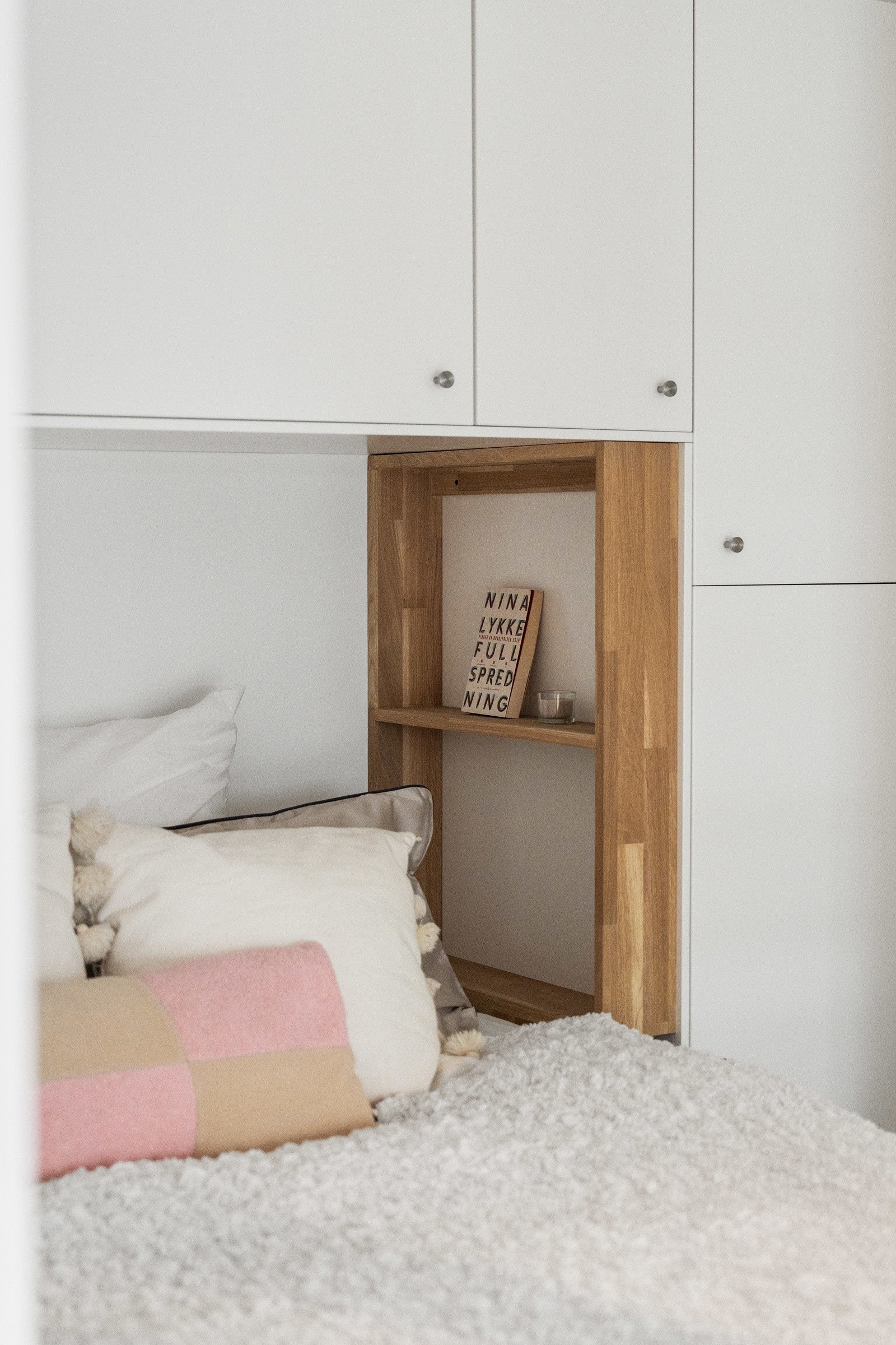 Praktiske hyller i sovealkoven. Galleribilde