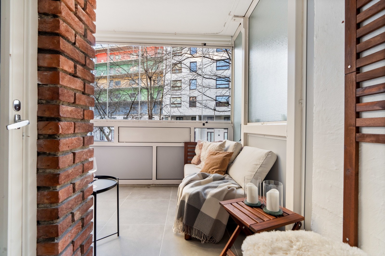 Det er stikkontakt på balkongen, og flere i borettslaget har satt opp varmelamper for å kunne benytte balkongene enda mer gjennom de kjølige månedene. Galleribilde