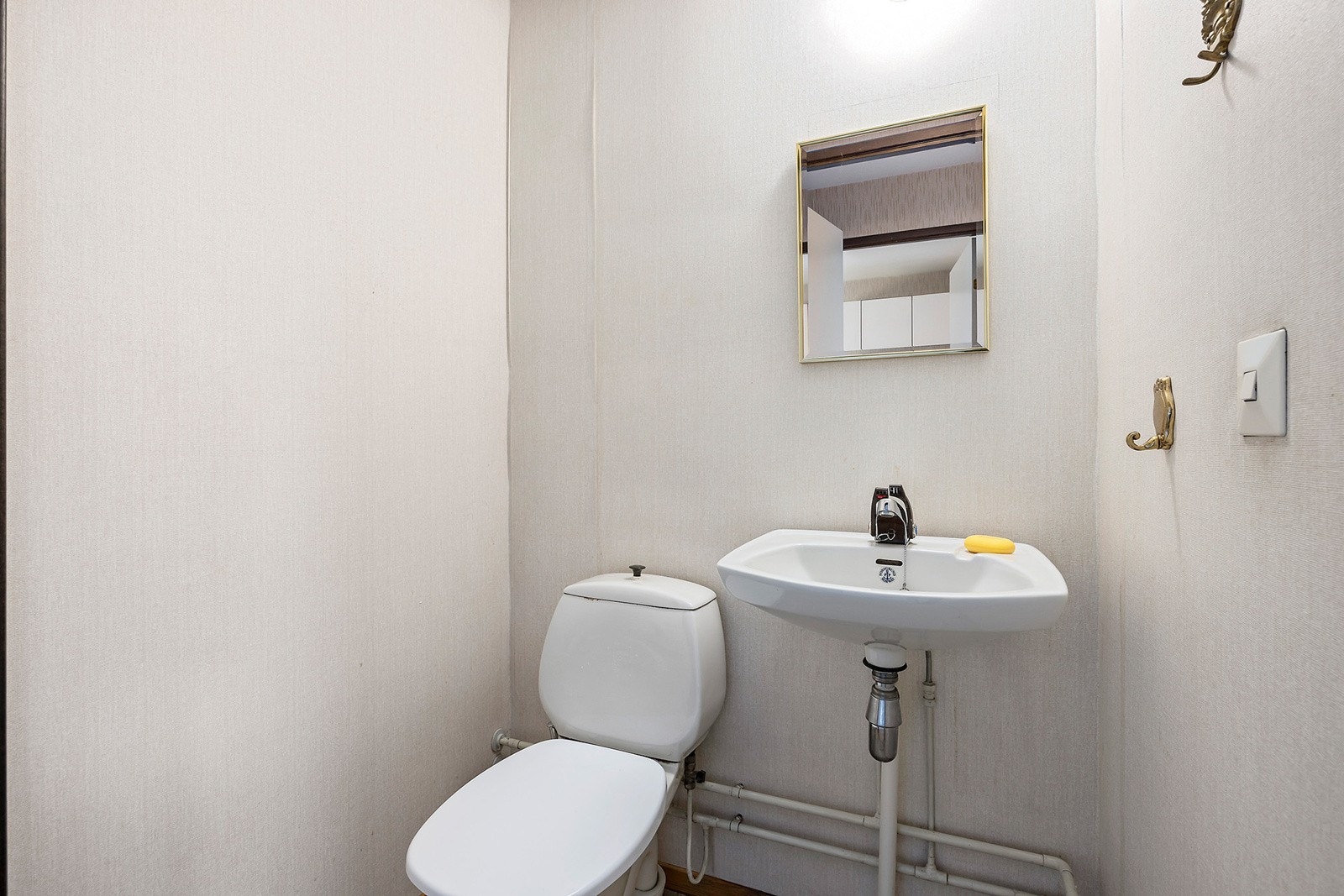 Separat toalettvegg. Galleribilde