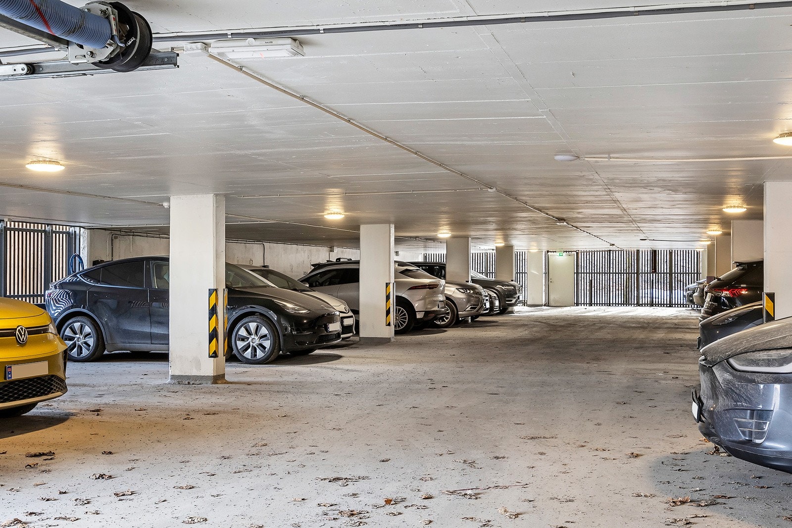 Leiligheten disponerer parkeringsplass (1028) i lukket garasjeanlegg. Galleribilde