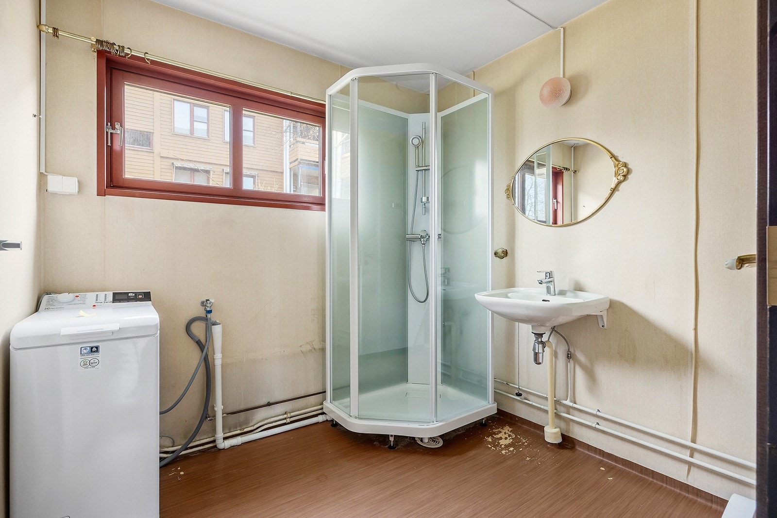 Baderom med dusjkabinett, servant og speil. Vaskemaskin medfølger. Galleribilde