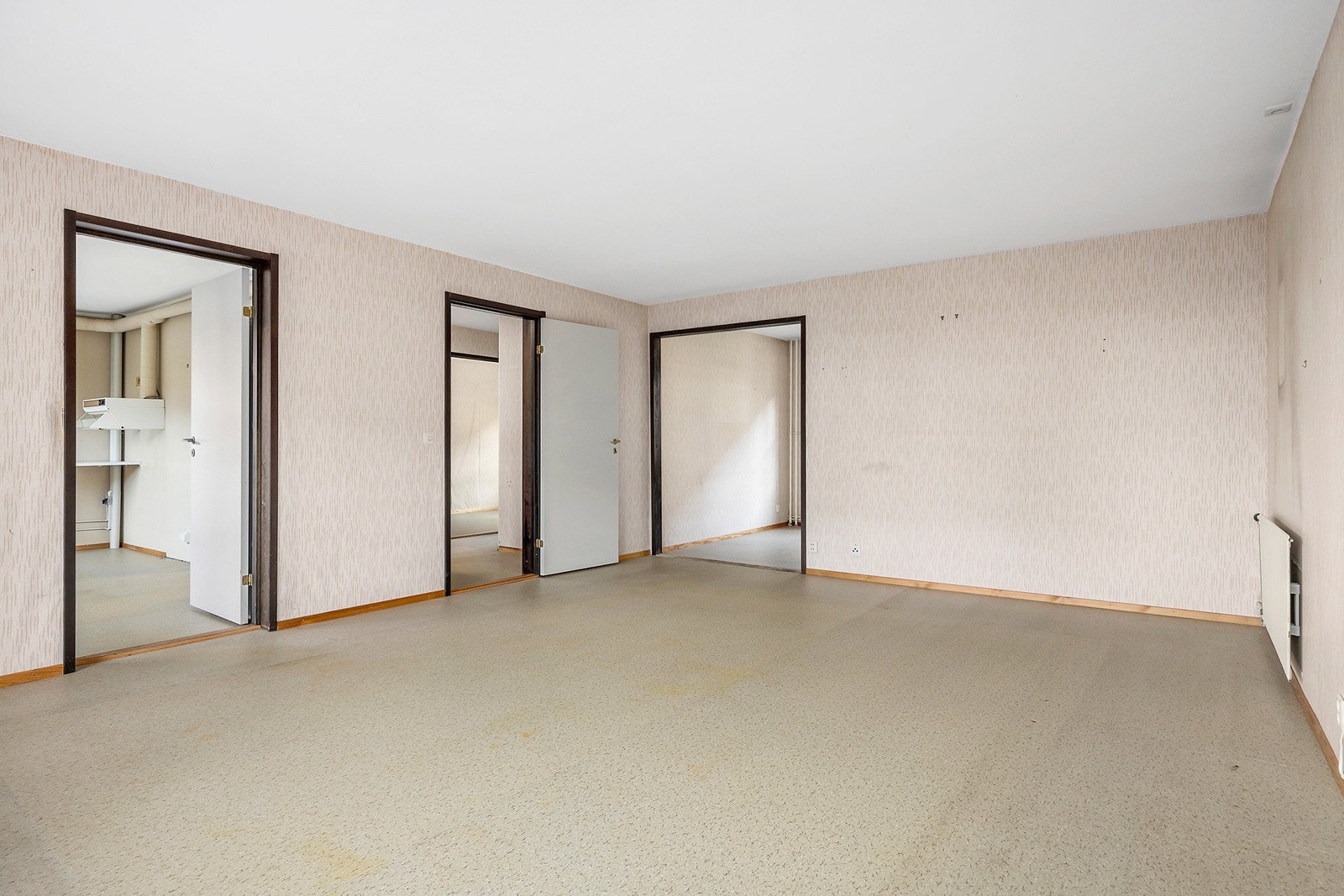 Stuen er av god størrelse med god plass til spisebord, sofa, skjenker og TV-benk. Galleribilde