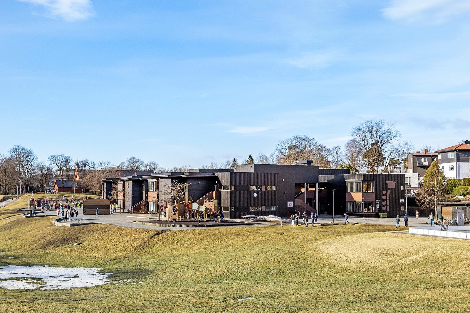 Fra leiligheten er det bilfri og kort gangavstand til barnehager og Skøyen skole. Galleribilde