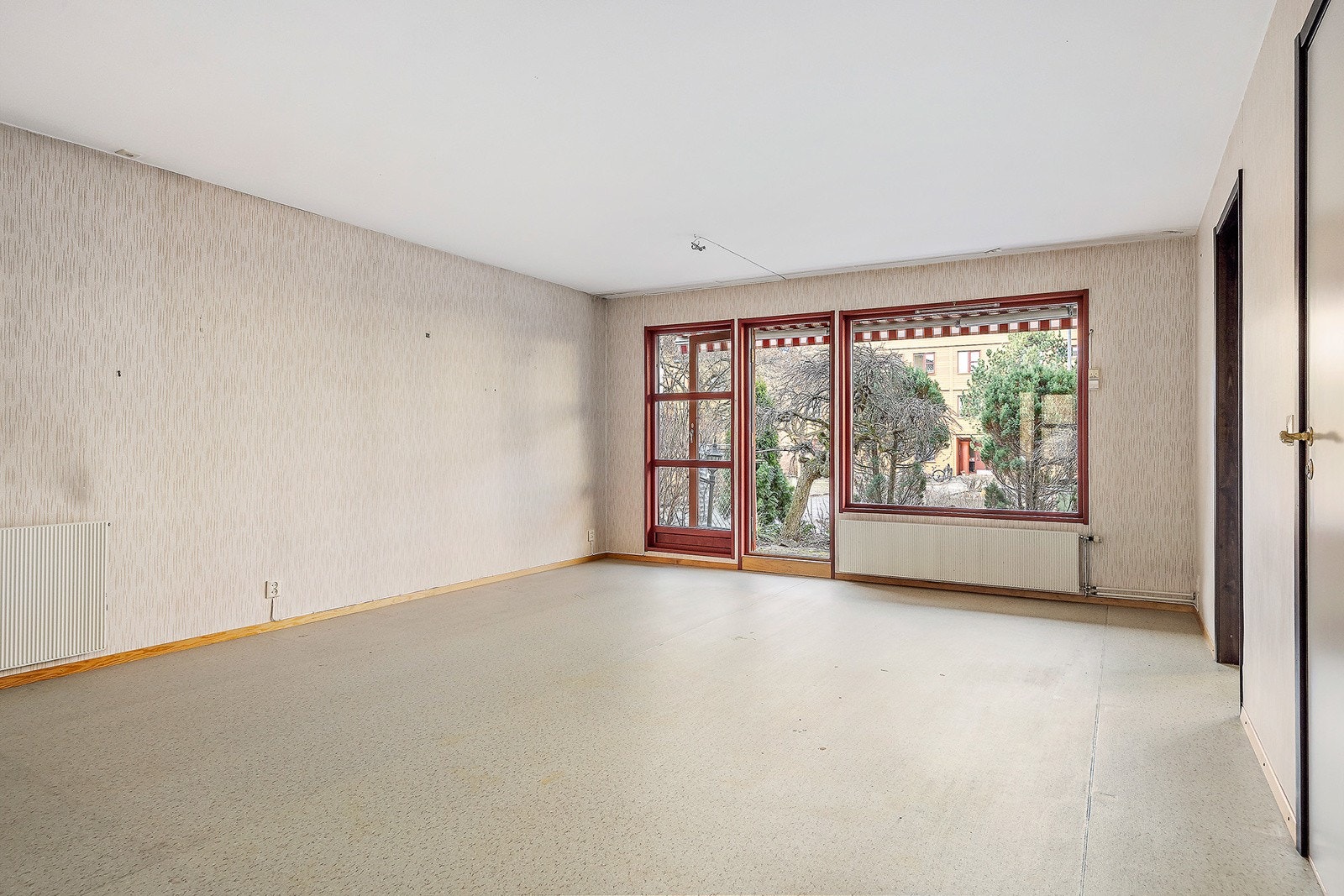 Stue med store vindusflater og balkongdør gir godt med lys. Markterrasse som forlenger stuen i sommerhalvåret. Galleribilde