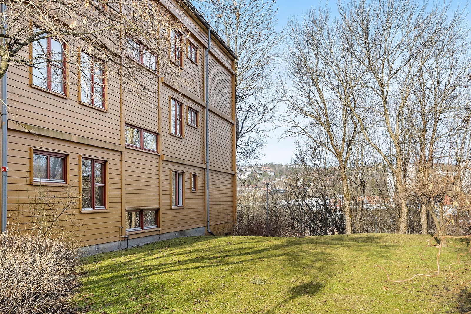 Leiligheten ligger på enden av bygget. Soverom 1 og spisestue (alt. soverom 2) vender mot rolig grøntområde. Galleribilde