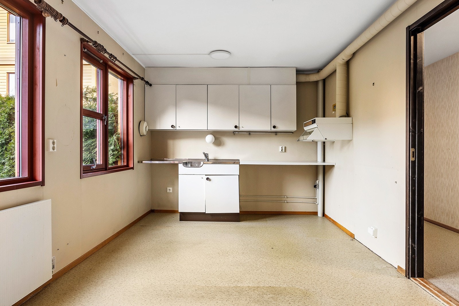 Separat kjøkken med to vinduer. Galleribilde