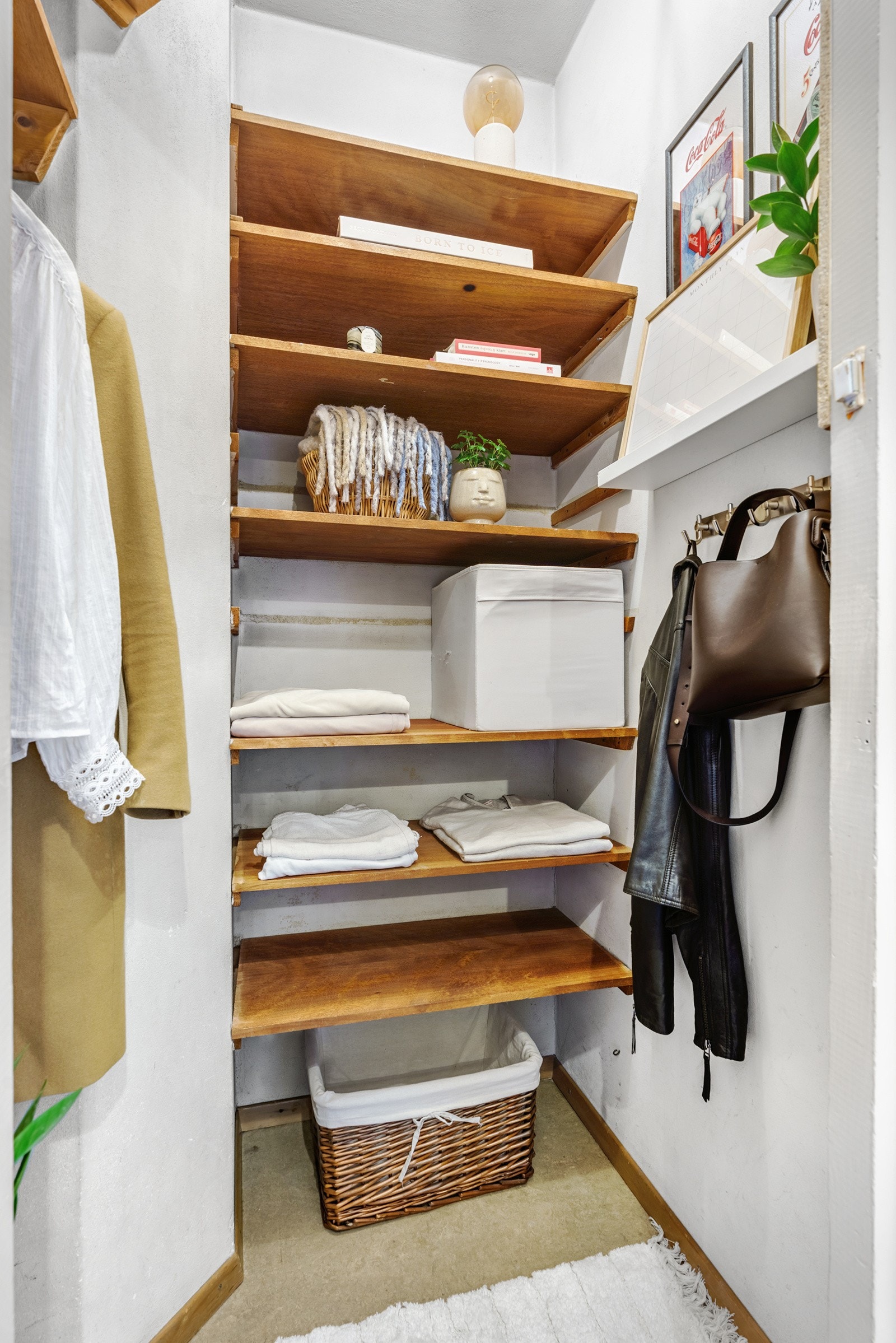 Selger har brukt innvendig bod som walk-in-garderobe. Leiligheten disponerer i tillegg bod på loft og i kjeller. Galleribilde