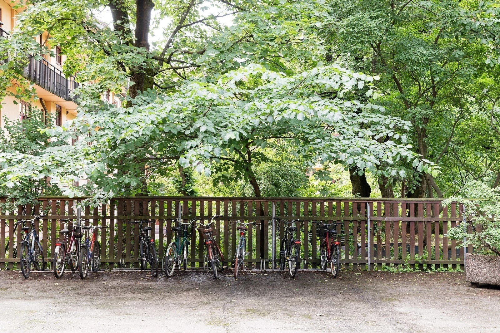 Det er sykkelparkering i bakgård. Galleribilde