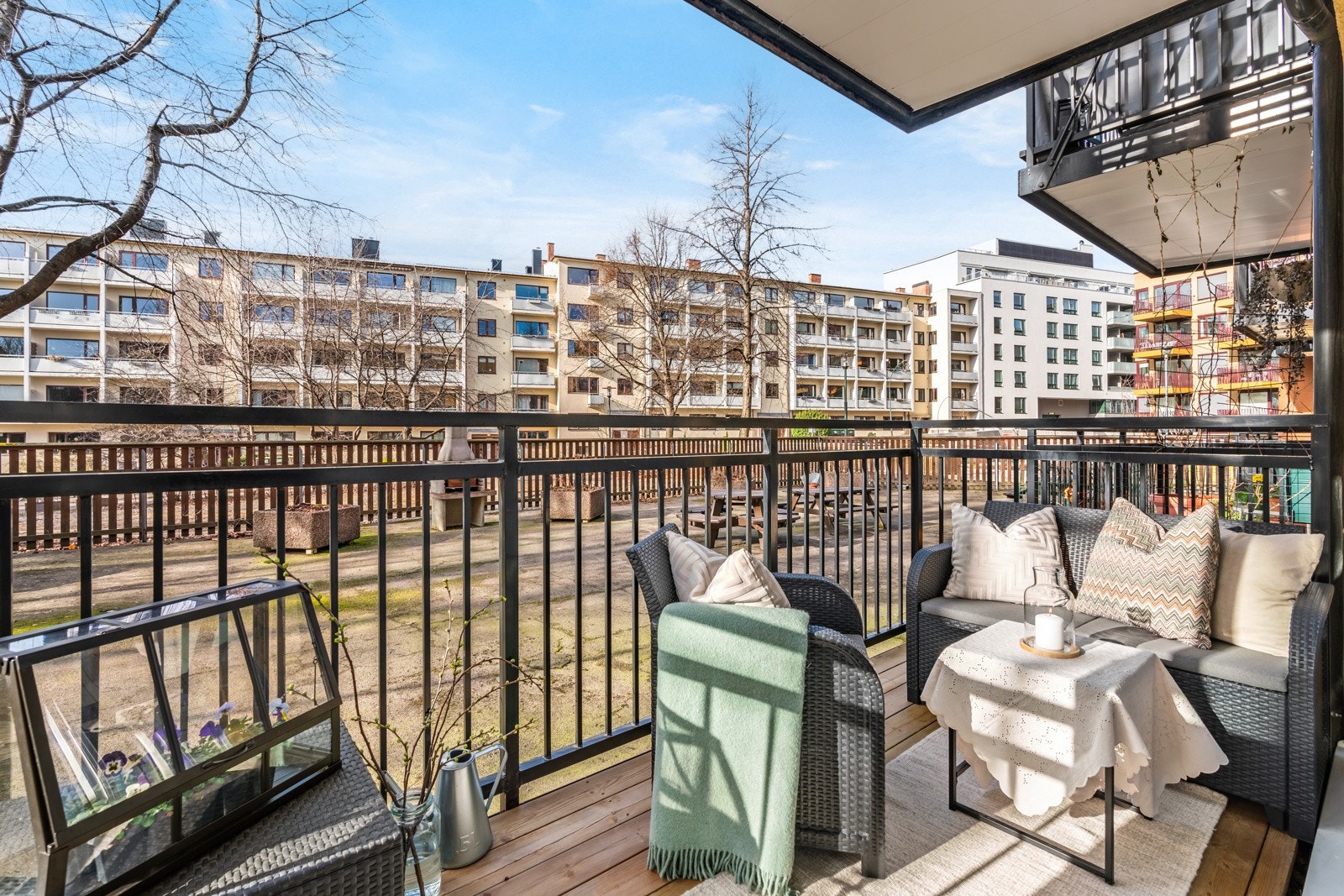 Selger har hatt elektrisk grill på balkongen. Galleribilde