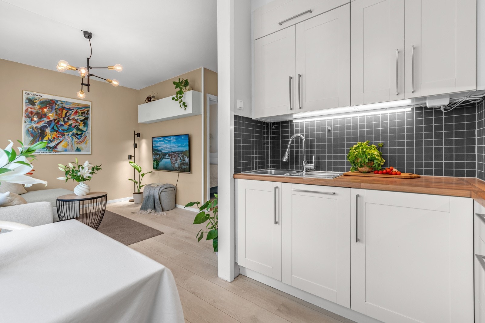 Det er godt med lagringsplass på kjøkkenet i takhøy innredning. Galleribilde