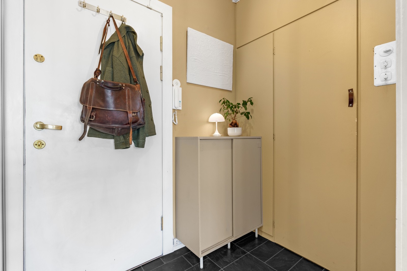 Entré med skoskap og innvendig bod. Galleribilde