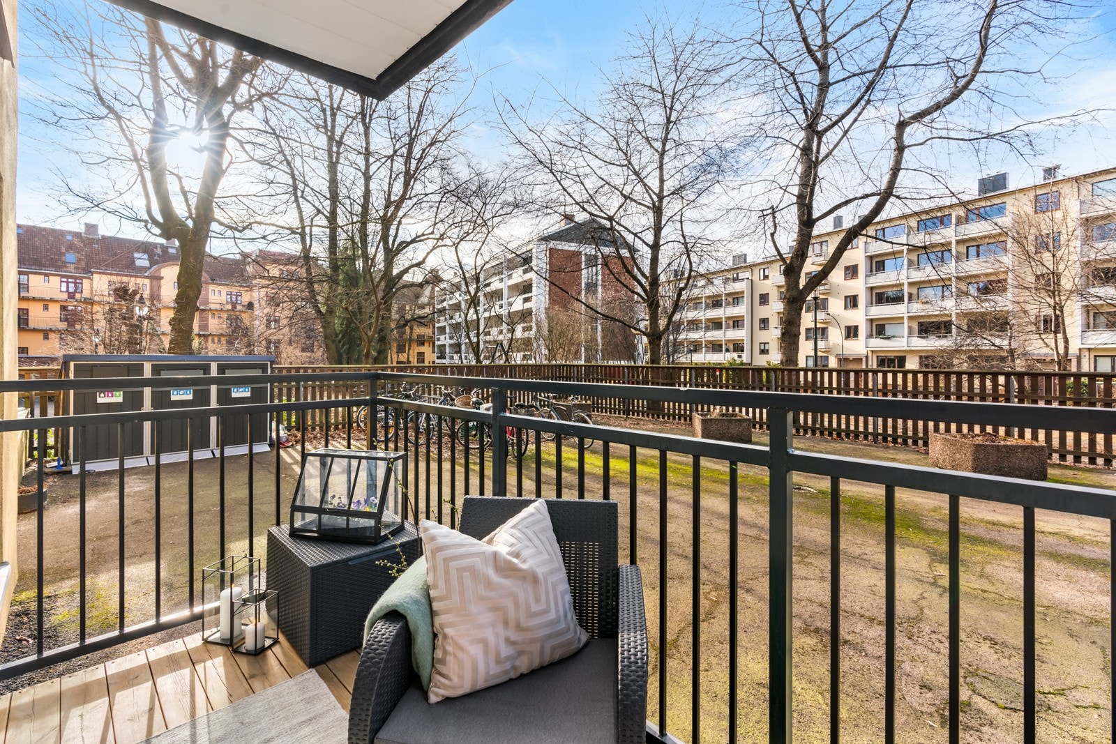 Leiligheten har en solrik, vestvendt balkong som ligger skjermet mot lukket bakgård. Galleribilde