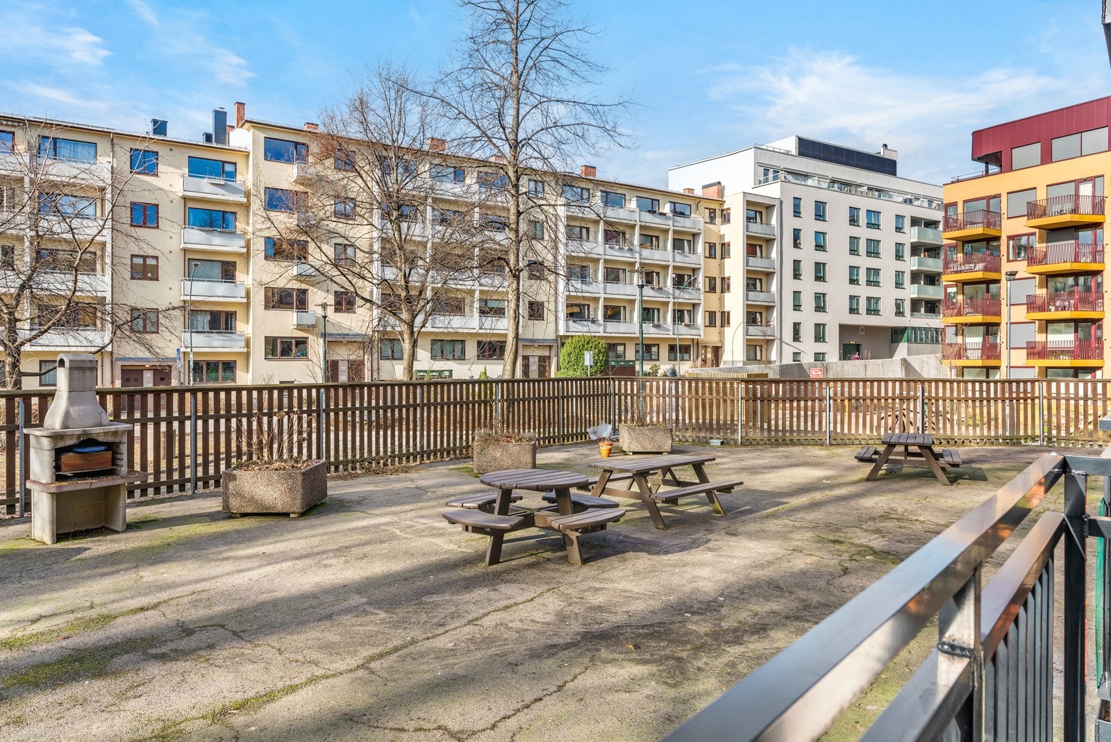 Hele leiligheten ligger vendt mot rolig, lukket bakgård som forøvrig er lite brukt. Galleribilde