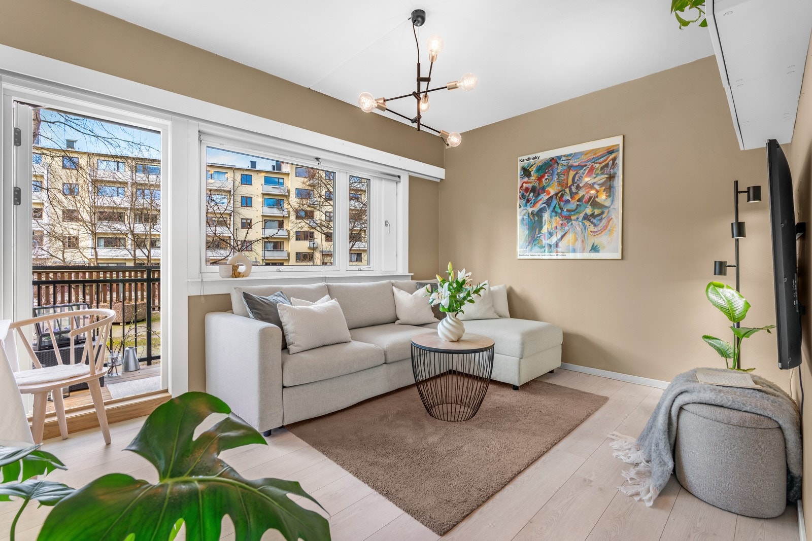 Stuen oppleves som lys og innbydende med flere innredningsmuligheter. Galleribilde