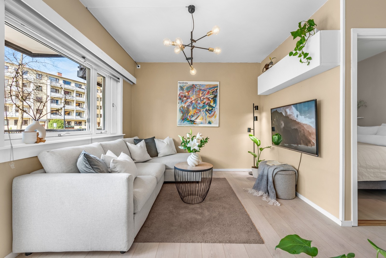 Det er plass til stor sofa og mediemøbler. Galleribilde