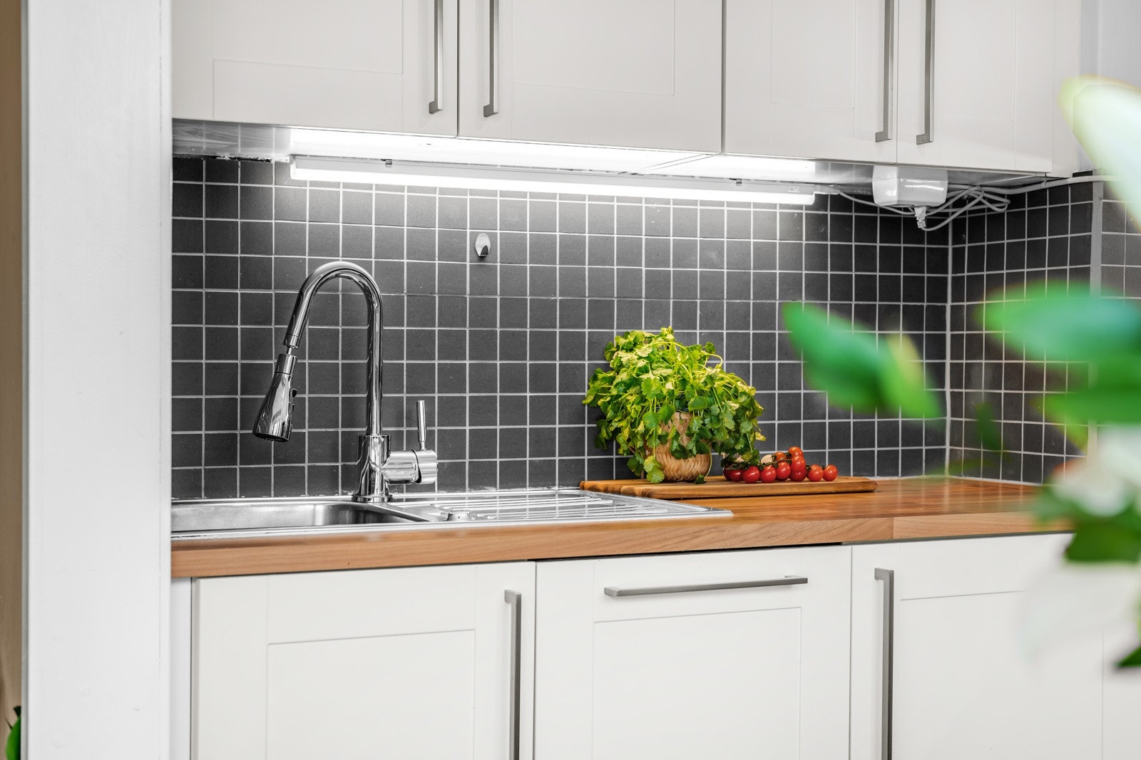 Integrerte hvitevarer som oppvaskmaskin, stekeovn, platetopp og kjøl/fryseskap. Galleribilde