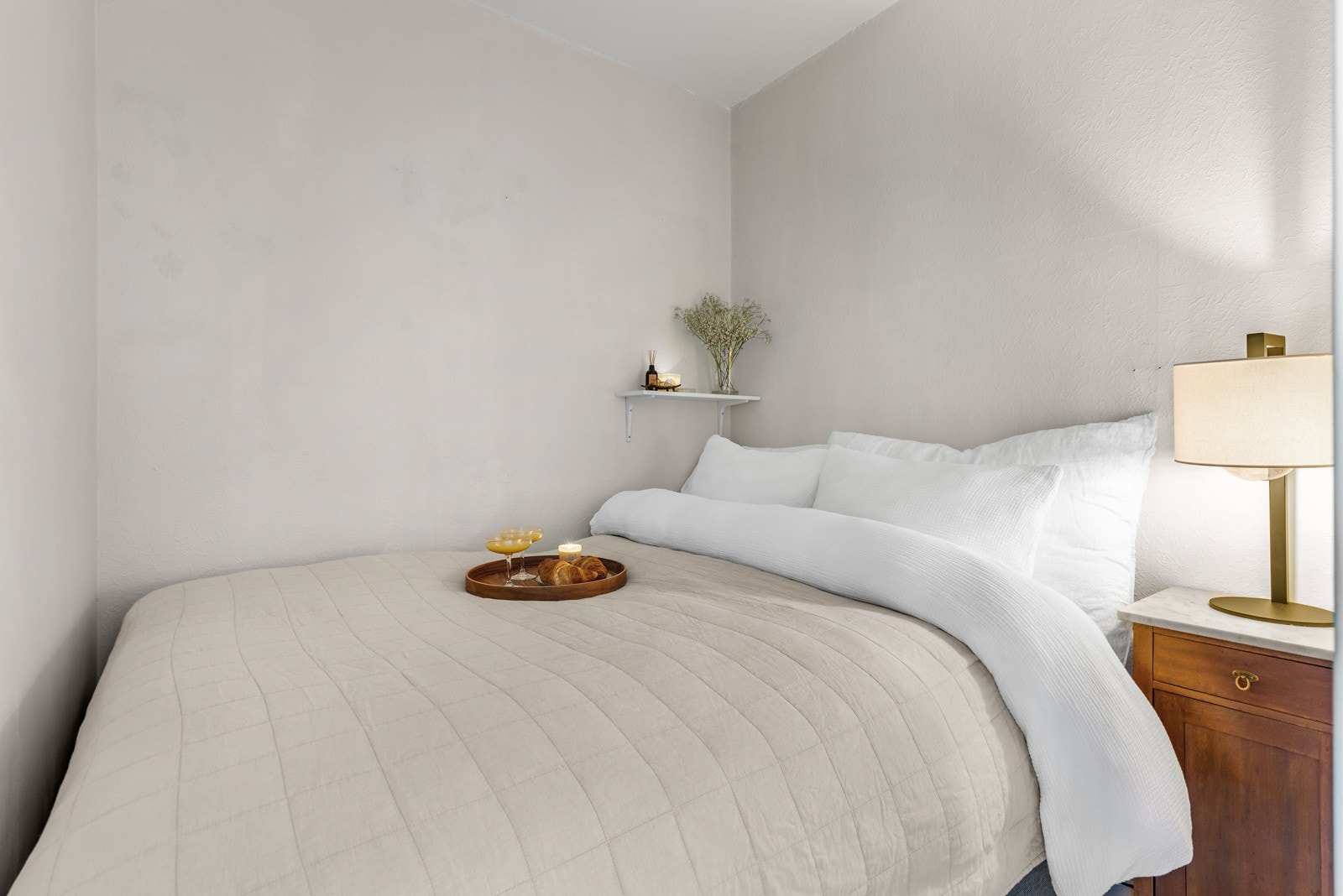 I leilighetens alkove er det med plass til seng, nattbord eller andre kommodeløsninger for oppbevaring. Selger benytter seg av skyvedørsskapet i bod i entré som kleskap. Galleribilde