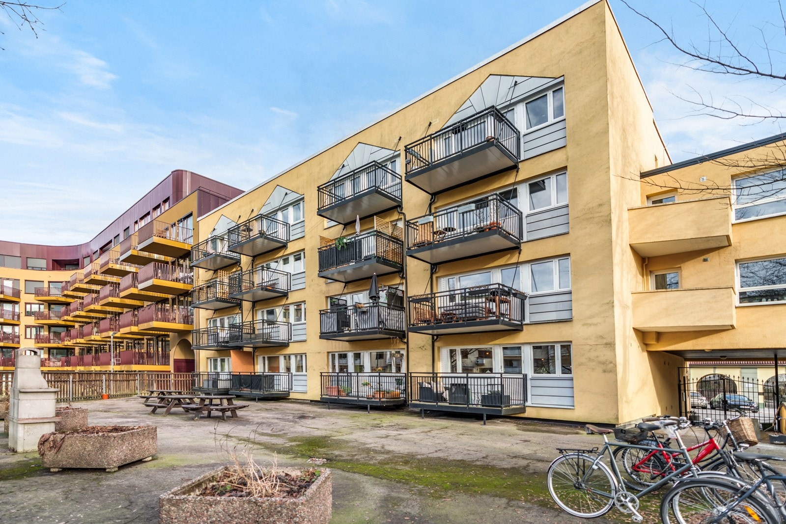 Leiligheten ligger i helhet mot lukket, indre gårdsrom. Galleribilde