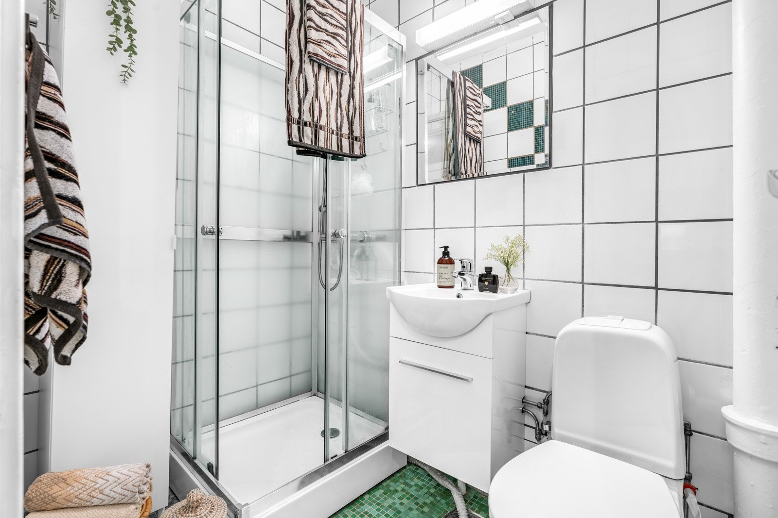 Det ble gjennomført felles rør.rehab i 2023. Videre er det fellesvaskeri en etasje ned med god kapasitet da mange leiligheter har installert opplegg for vaskemaskin i egen bolig. Galleribilde