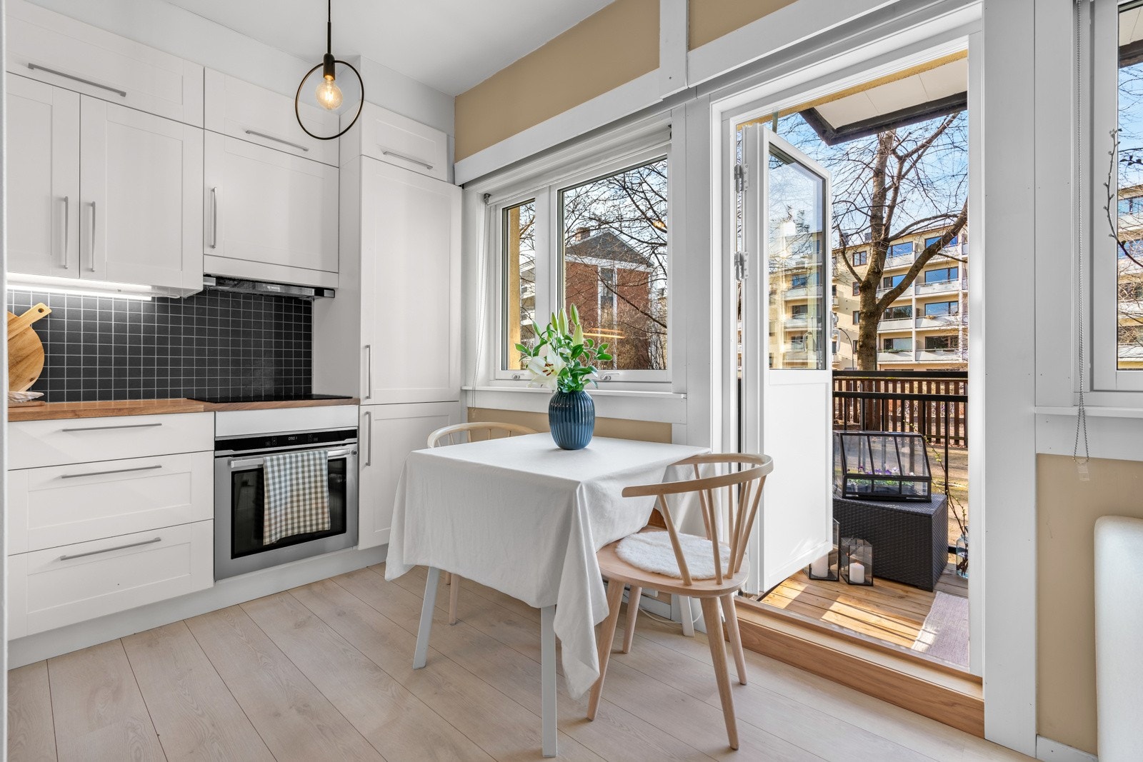 Pent og praktisk kjøkken med integrerte hvitevarer. Galleribilde