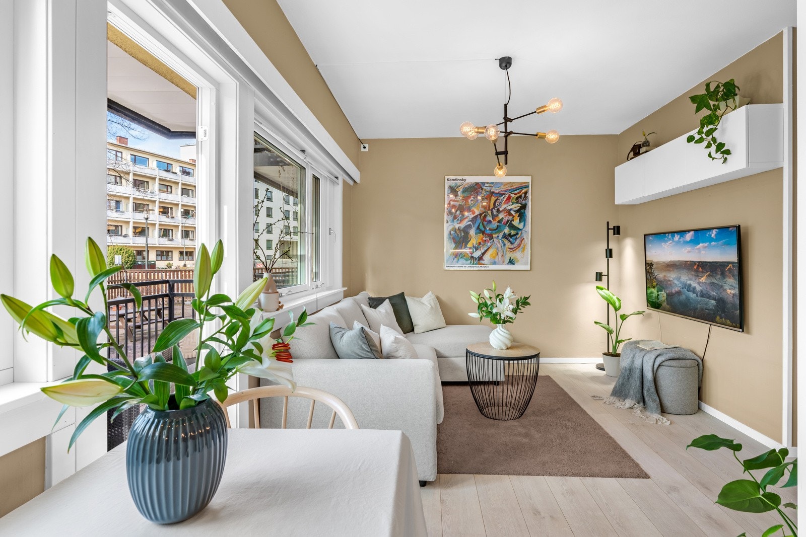 Det ble installert nye vinduer og balkongdør i 2023. Galleribilde