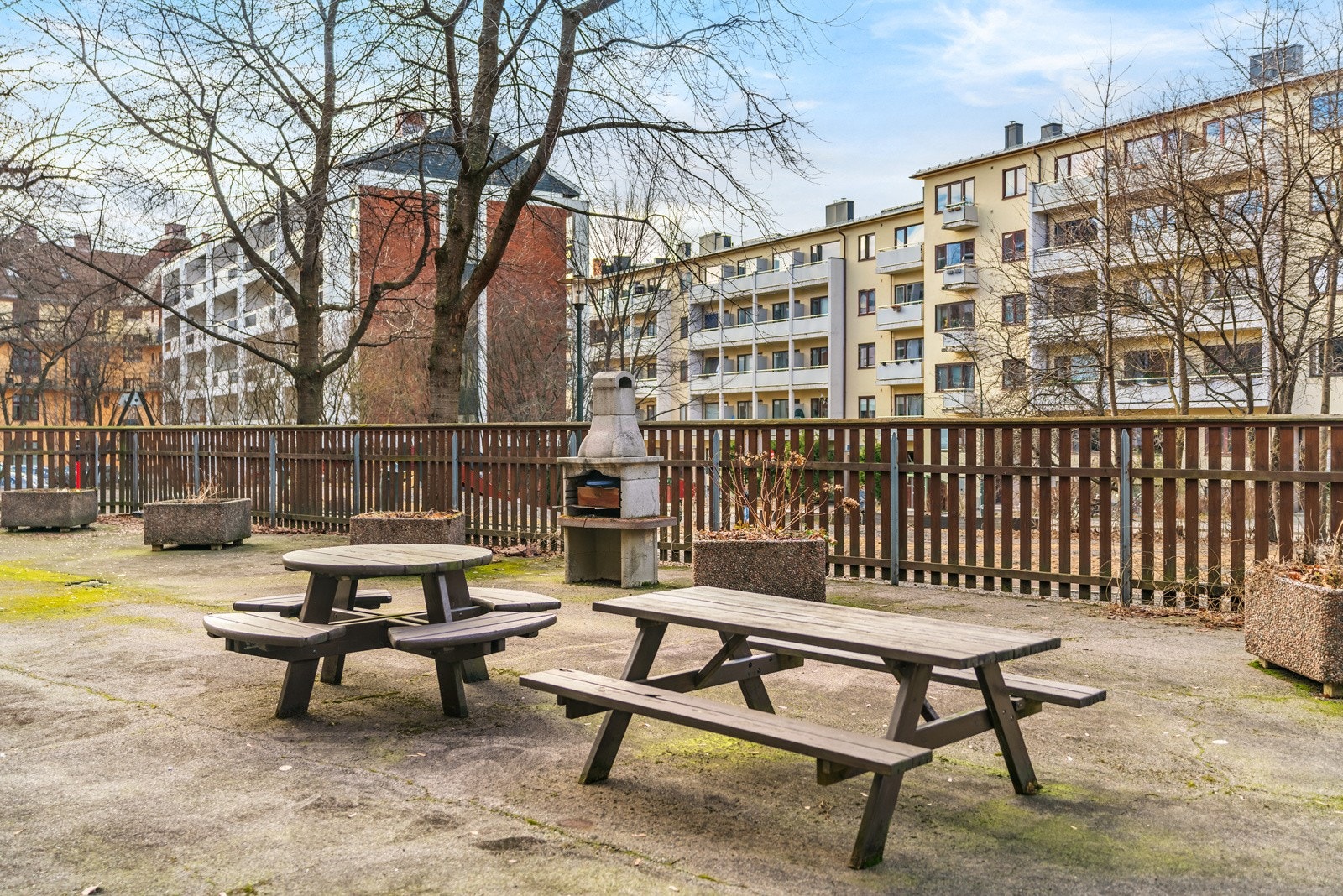 Gårdsrommet er inngjerdet og opparbeidet med sittegrupper og grill. Galleribilde